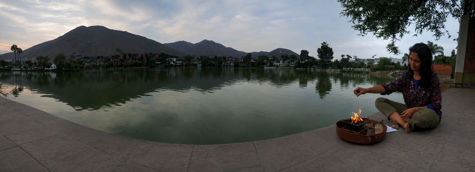 Laguna al atardecer en la Amazonía