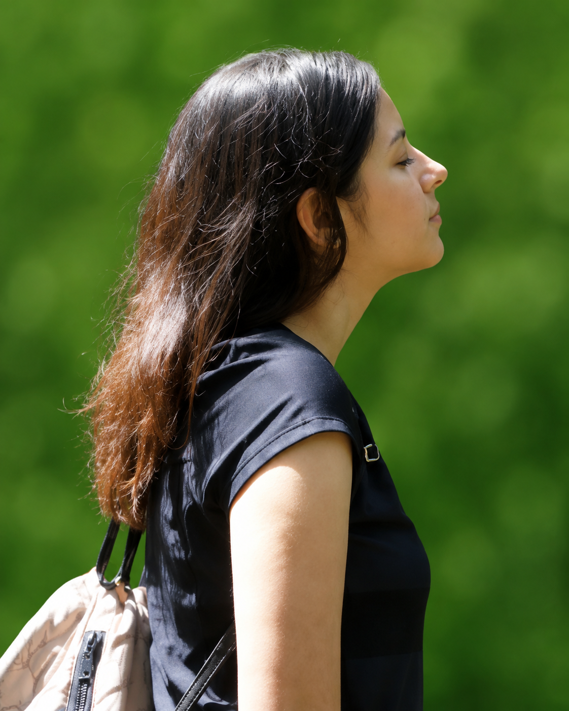 Mujer de perfil en el bosque