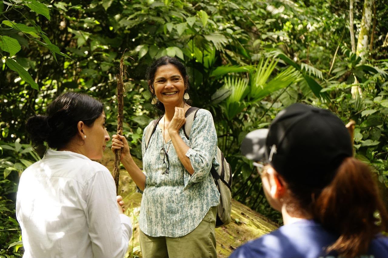 Silvia Ochoa acompañando una experiencia en la naturaleza